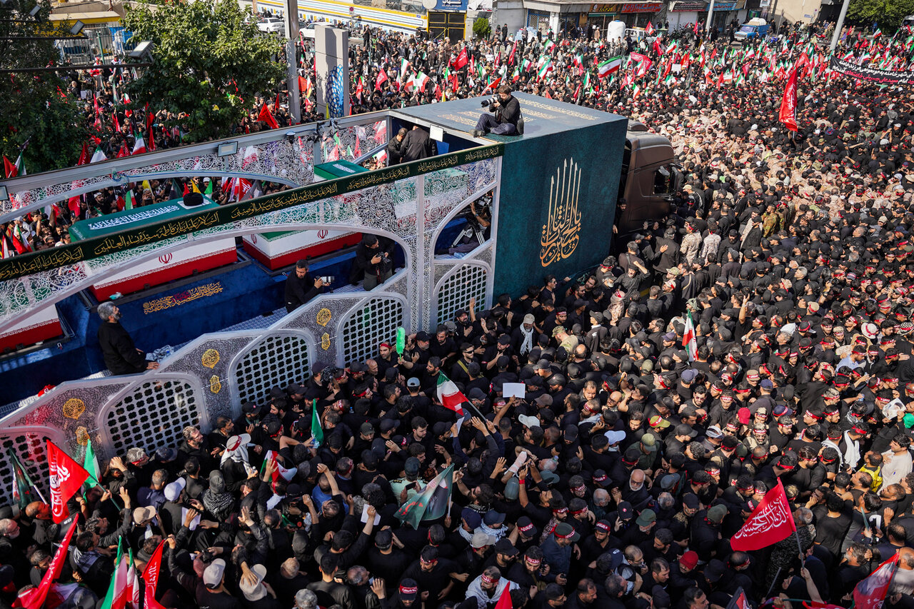 رهبر شهید انقلاب بر دوش ملت؛ جهان نظارهگر نمایش وحدت ایرانیان